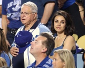 Мила Кунис с отцом на бейсбольном матче