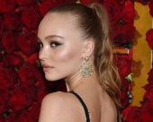 Дочь Джонни Деппа в ошеломляюще коротком платье