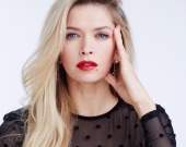 Вера Брежнева опубликовала в сети фото с откровенным декольте