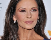 Кэтрин Зета-Джонс расцеловала 100-летнего свекра