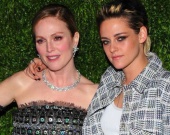 Элизабет Бэнкс и Кристен Стюарт на вечере в честь Джулианны Мур