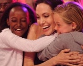 После развода Джоли сфокусировалась на образовании для детей