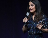 Сальма Хайек показала фигуру в купальнике