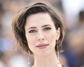 Ребекка Холл показала округлившийся животик