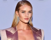 Роузи Хантингтон-Уайтли похвасталась идеальной фигурой в облегающем платье