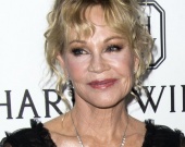 Мелани Гриффит впервые вышла в свет после операции