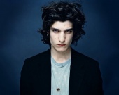 Луи Гаррель снимет фильм с Летисией Кастой и Лили Роуз Депп