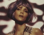 Холли Берри балует поклонников интересными фотографиями