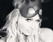 Пэрис Хилтон порадовала фанов серией откровенных фото