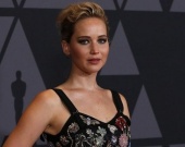 Дженнифер Лоуренс похвасталась шикарной фигурой