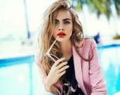 Кара Делевинь показала, как она принимает ванну