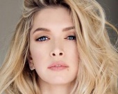 Вера Брежнева показала откровенное декольте