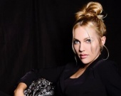 Мерьем Узерли поделилась архивными фото до пластики