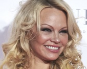 Памела Андерсон показала большой живот в облегающем платье