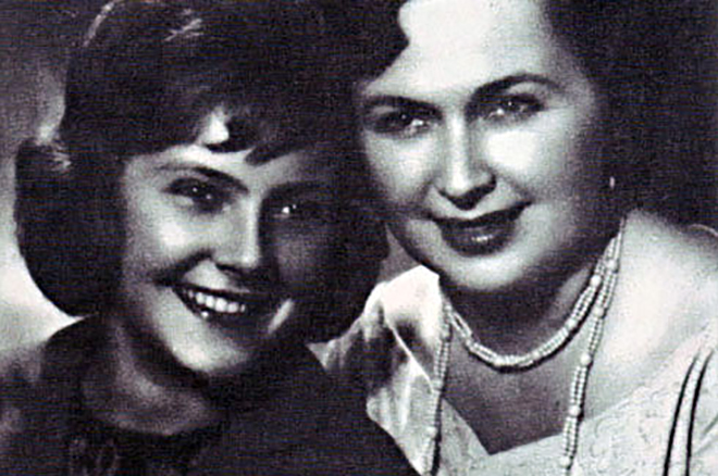 Нина Маслова - Биография