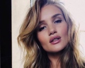 Роузи Хантингтон-Уайтли похвасталась стройными ножками