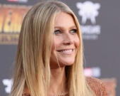 Гвинет Пэлтроу показала стройные ноги в мини-платье