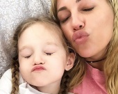 Дочь актрисы Мерьем Узерли растет ее точной копией