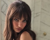 Эмили Ратажковски позирует перед зеркалом