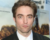 Роберт Паттинсон позирует на красной дорожке в стильном костюме