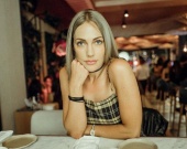 Мерьем Узерли заинтриговала снимком с заметно округлившимся животом