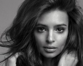 Эмили Ратажковски показала фигуру в черном бикини