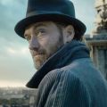 Джуд Лоу в образе Дамблдора на кадре из «Фантастических тварей 2»