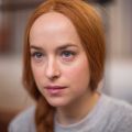 Дакота Джонсон на свежем кадре из фильма ужасов «Суспирия»