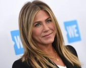 Дженнифер Энистон похвасталась стройными ногами