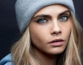 Кара Делевинь удивила формами в откровенном купальнике