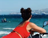 Знаменитости прощаются с летом