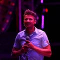 Джереми Реннер спел песню на фестивале в Лас-Вегасе