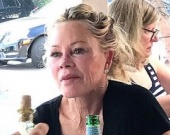 Мелани Гриффит впервые вышла в свет после удаления опухоли