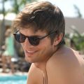 Эштон Кутчер подарил дом бышей падчерице