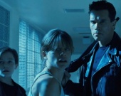 Шварценеггер и Линда Хэмилтон воссоздали фото со съемок "Терминатора 2"