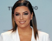 Ева Лонгория впервые надела облегающее платье после рождения сына