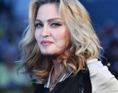 Мадонну в темных очках и неприметном плаще узнали в Париже