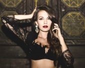 Антонина Паперная позировала в красном пеньюаре