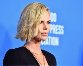 Шарлиз Терон с детьми в Диснейленде: сын актрисы снова в платье!