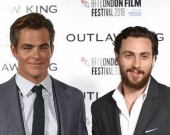Крис Пайн и Аарон Тейлор-Джонсон на премьере "Короля вне закона" в Лондоне