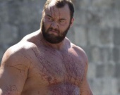 Двухметровый актер из "Игры престолов" женился!