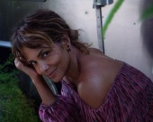 Холли Берри спровоцировала слухи о беременности