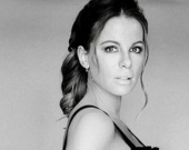 Кейт Бекинсейл показала идеальную растяжку