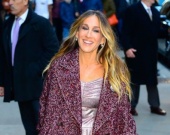 С морщинами и в странном наряде: Сара Джессика Паркер на мероприятии в Нью-Йорке