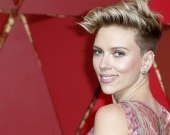 Скарлетт Йоханссон похвасталась аппетитной фигурой в тесном корсете