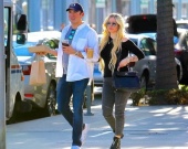 Аврил Лавин с бойфрендом сфотографировали на прогулке в Беверли-Хиллз