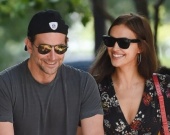 Ирина Шейк с семьей на прогулке