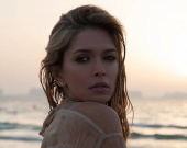 Вера Брежнева показала себя в мокрой рубашке