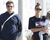 Ирина Шейк и Брэдли Купер с дочерью на пляже