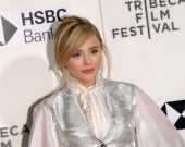 Хлоя Морец снялась для обложки глянца в наряде украинского дизайнера